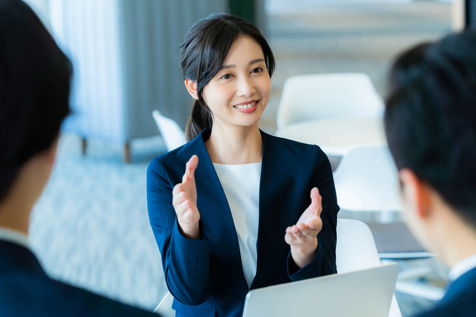 法人携帯の導入について打ち合わせをする株式会社BLUEの担当者とお客様